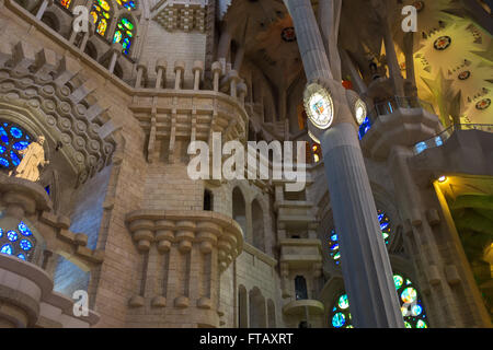 Interno della Basilica della Sagrada Familia a Barcellona, Spagna Foto Stock