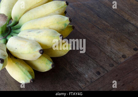 Musa sapientum banana sul tavolo di legno Foto Stock