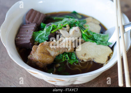 Zuppa di noodle al pollo Foto Stock