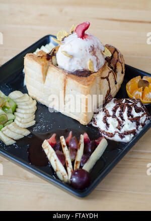 Toast con gelato e frutta Foto Stock