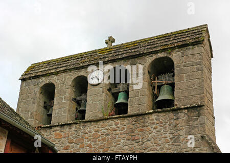 Le campane della chiesa di Saint Pardoux de Gimel. Gimel-les-Cascades. Foto Stock