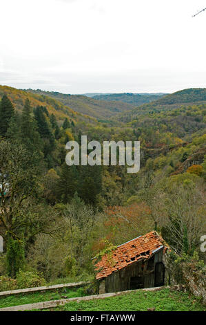 Vista lungo la valle da Gimel-Les-Cascades Foto Stock
