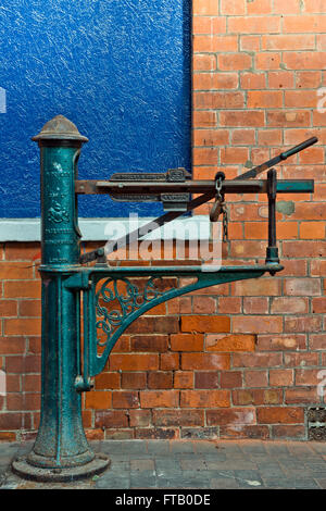 Un vecchio bagagli bilance trovati all'interno di Skegness stazione ferroviaria, Lincolnshire, Regno Unito Foto Stock