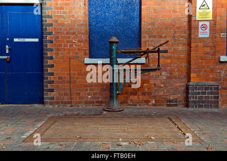 Un vecchio bagagli bilance trovati all'interno di Skegness stazione ferroviaria, Lincolnshire, Regno Unito Foto Stock