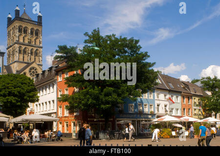 BRD, Deutschland, NRW, Neuss, Blick über den Markt auf das Quirinusmünster Foto Stock