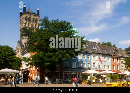 BRD, Deutschland, NRW, Neuss, Blick über den Markt auf das Quirinusmünster Foto Stock