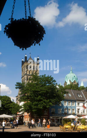 BRD, Deutschland, NRW, Neuss, Blick über den Markt auf das Quirinusmünster Foto Stock