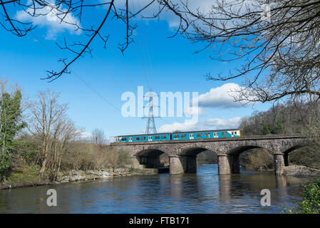 Arriva il treno attraversando il ponte ferroviario sul fiume Taff, Llandaff Nord, Cardiff. Foto Stock