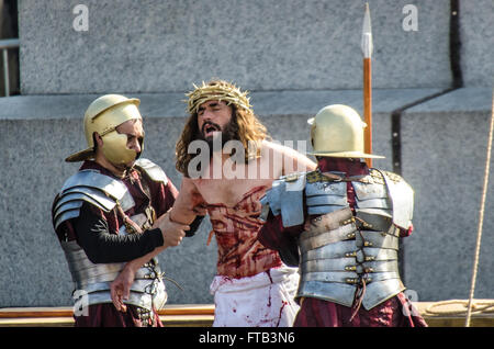 Buona Pasqua il venerdì santo la Wintershall cast ritratto la passione e la risurrezione di Gesù Cristo in Trafalgar Square, London, Regno Unito Foto Stock