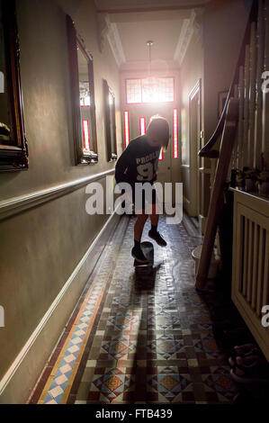 Lo skateboard in ambienti chiusi in una casa Vittoriana Foto Stock