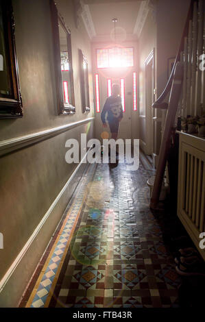 Lo skateboard in ambienti chiusi in una casa Vittoriana Foto Stock