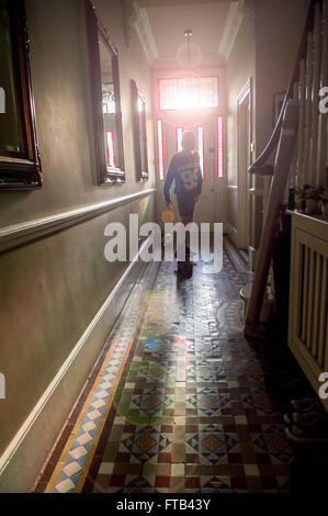 Lo skateboard in ambienti chiusi in una casa Vittoriana Foto Stock