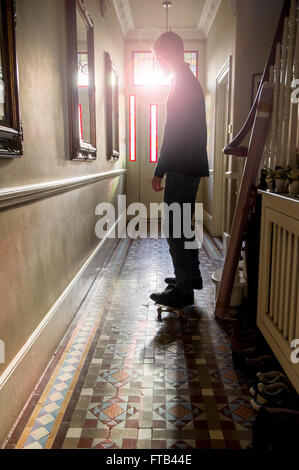 Lo skateboard in ambienti chiusi in una casa Vittoriana Foto Stock