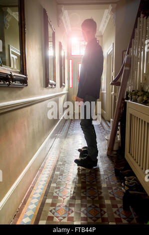 Lo skateboard in ambienti chiusi in una casa Vittoriana Foto Stock