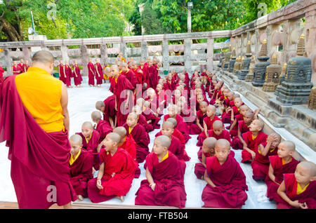 BODHIGAYA - India, 11 maggio 2014: monaci buddisti tibetani e neofiti sono seduta per preparare il buddismo rituale al di sotto del Foto Stock