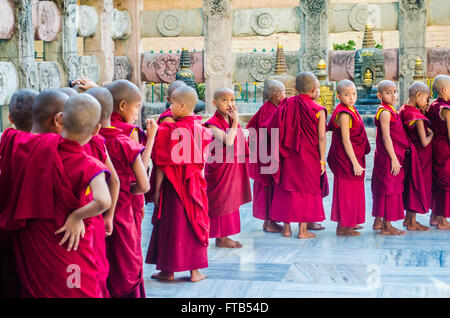 BODHIGAYA - India, 11 maggio 2014: monaci buddisti tibetani e neofiti sono in lista per preparare il buddismo rituale al di sotto di t Foto Stock