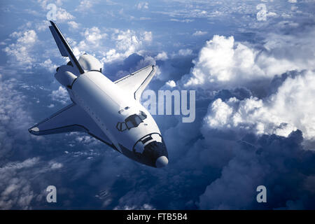 Space Shuttle di sbarco nelle nuvole Foto Stock