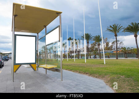 Tabellone vuoto in una fermata del bus, per la pubblicità Foto Stock