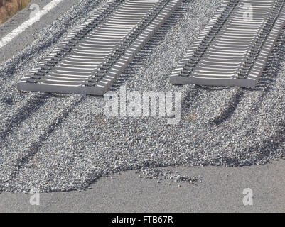 Stazione ferroviaria sulla costruzione, ghiaia e traversine ferroviarie Foto Stock