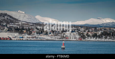 Arctic il paesaggio costiero da Finnsnes a Tromso, Norvegia. Foto Stock