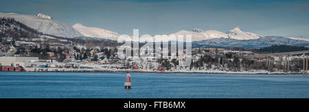 Arctic il paesaggio costiero da Finnsnes a Tromso, Norvegia. Foto Stock