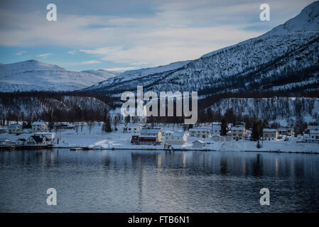 Arctic il paesaggio costiero da Finnsnes a Tromso, Norvegia. Foto Stock