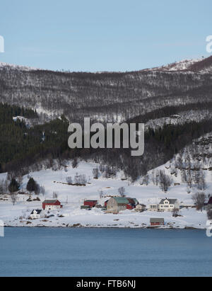 Arctic il paesaggio costiero da Finnsnes a Tromso, Norvegia. Foto Stock