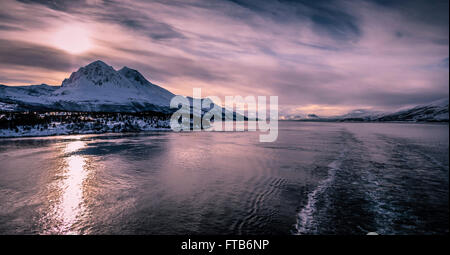 Arctic il paesaggio costiero da Finnsnes a Tromso, Norvegia. Foto Stock