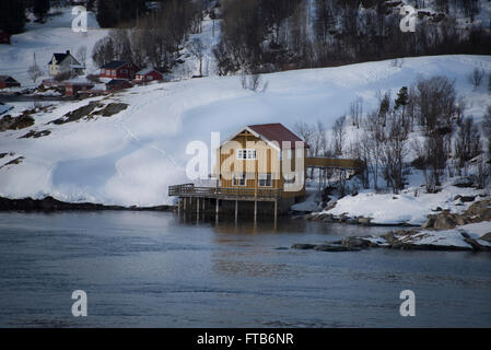 Arctic il paesaggio costiero da Finnsnes a Tromso, Norvegia. Foto Stock