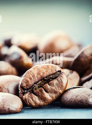 I chicchi di caffè su grunge sfondo di legno. Foto Stock