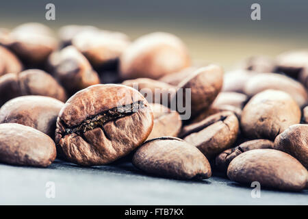I chicchi di caffè su grunge sfondo di legno. Foto Stock