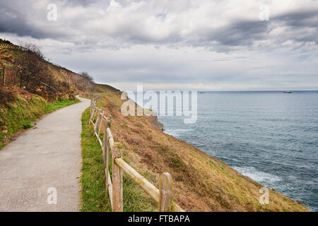 Il percorso a piedi di Onton a Muskiz al confine di Cantabria e Paesi Baschi, Spagna, Europa Foto Stock