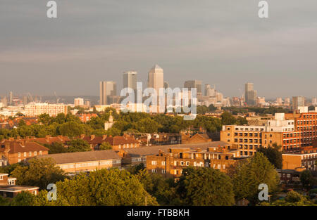 Una vista in elevazione del Canary Wharf skyline di Londra tra cui case e alberi in primo piano Foto Stock