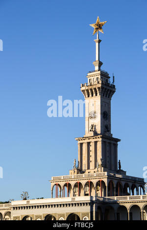 Edificio del nord del fiume dalla stazione di Mosca Foto Stock