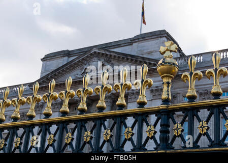 Ringhiere decorative di fronte a Buckingham Palace, London, Regno Unito. Foto Stock