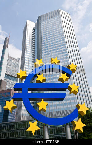 Simbolo dell'euro di fronte alla Banca centrale europea a Francoforte, Germania Foto Stock