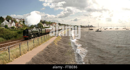 71.000 duca di Gloucester locomotiva a vapore passando attraverso Leigh on Sea, con Southend on Sea Pier nella distanza. 16/07/2012. Foto Stock