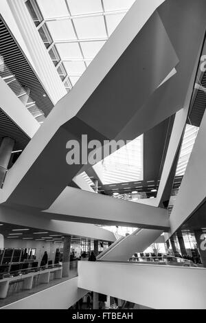 Interno del nuovo centro di Halifax Libreria. Questo edificio realizzato l'elenco CNN del 10 eye-popping edifici per il 2014. Foto Stock