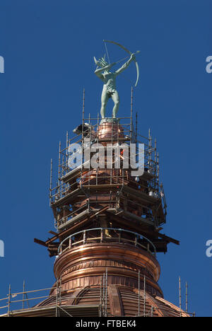 Topeka Kansas, Stati Uniti d'America, 13 ottobre 2013 la capitale dello Stato edificio in Topeka in fase di ricostruzione. Il Kansas State Capitol, noto anche come il Kansas Statehouse, è l'edificio che ospita l'esecutivo e il legislativo rami del governo per gli Stati Uniti Stato del Kansas. Si trova nella città di Topeka che ha servito come la capitale del Kansas poiché esso divenne un membro nel 1861. È il secondo edificio per servire come il Kansas Capitol. La cupola, a 304 ft (93 m), è più alta di 288 ft (88 m) United States Capitol dome. Credito: Mark Reinstein Foto Stock