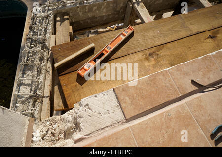 Del contraente di livello sulla nuova terrazza sotto la costruzione in Acapulco, Messico Foto Stock