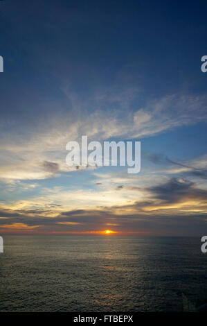 Tramonto sull'oceano Pacifico in Acapulco, Messico Foto Stock