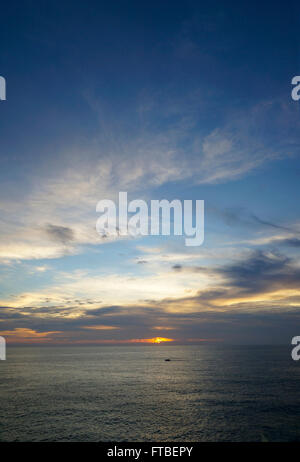 Tramonto sull'oceano Pacifico in Acapulco, Messico Foto Stock