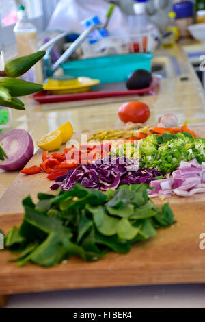 Taglio fresco verdura sul tagliere di legno in cucina. Foto Stock