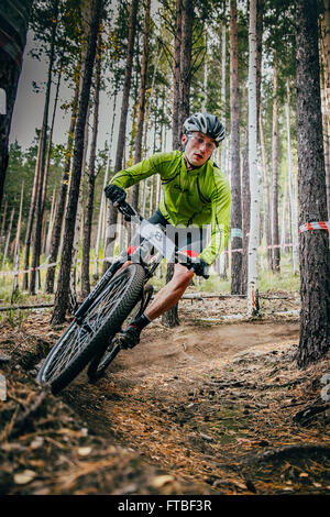 Sludorudnik, Russia - 13 Settembre 2015: racer per mountain bike su una svolta a u durante Blagikh Racing Cup mountain bike Foto Stock