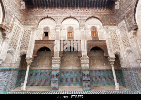 Fes, Marocco, Medersa El-attarine, mostrando esempi di artigianato Merenid. Foto Stock