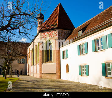 Monaco di Baviera, Germania - castello Blutemburg chiesa. La chiesa in stile tardo gotico costruito nel 1488 domina il castello dépendance . Foto Stock