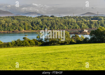 Guardando ad est attraverso il Menai Straits di Snowdonia, da Anglesey, Galles del Nord, Regno Unito. Foto Stock