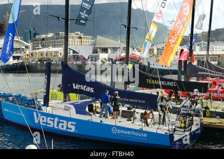 Vista delle imbarcazioni da corsa che partecipano all'Abu Dhabi Ocean Racing, Volvo Ocean Race 2014-2015 con vista frontale dell'imbarcazione Vestas. Foto Stock