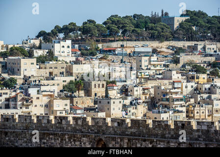 Appartamento case sulle colline di Silwan quartiere della periferia della Città Vecchia di Gerusalemme, Israele. Vista con casa di un Foto Stock