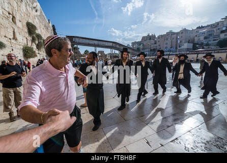 Gli ebrei ortodossi ballare davanti al Muro Occidentale (chiamato anche Kotel o Muro del Pianto), il quartiere ebraico, la Città Vecchia di Gerusalemme, Israele Foto Stock